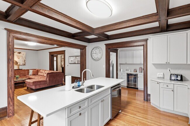 Building Photo - Furnished 10-Bedroom Single-Family Home in Buffalo