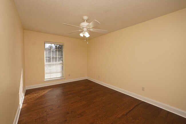 Building Photo - Shalimar Location