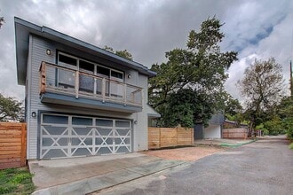 Building Photo - Charming Garage Apartment: Your Private Retreat with Modern Comforts and Stunning Views Awaits!