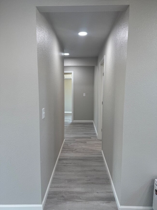 Building Photo - Now Available – Renovated 2 Bed / 1 Bath A...