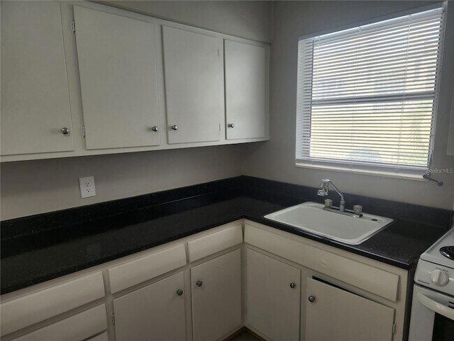 Building Photo - 487 1st St S