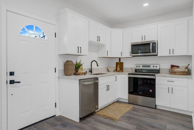 Building Photo - Beautiful Renovated 2 Bed/1 Bath Unit