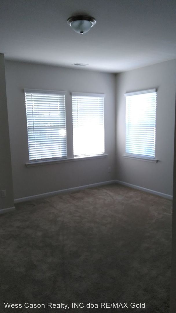 Building Photo - 4 br, 3.5 bath House - 6096 Cloverdale Drive