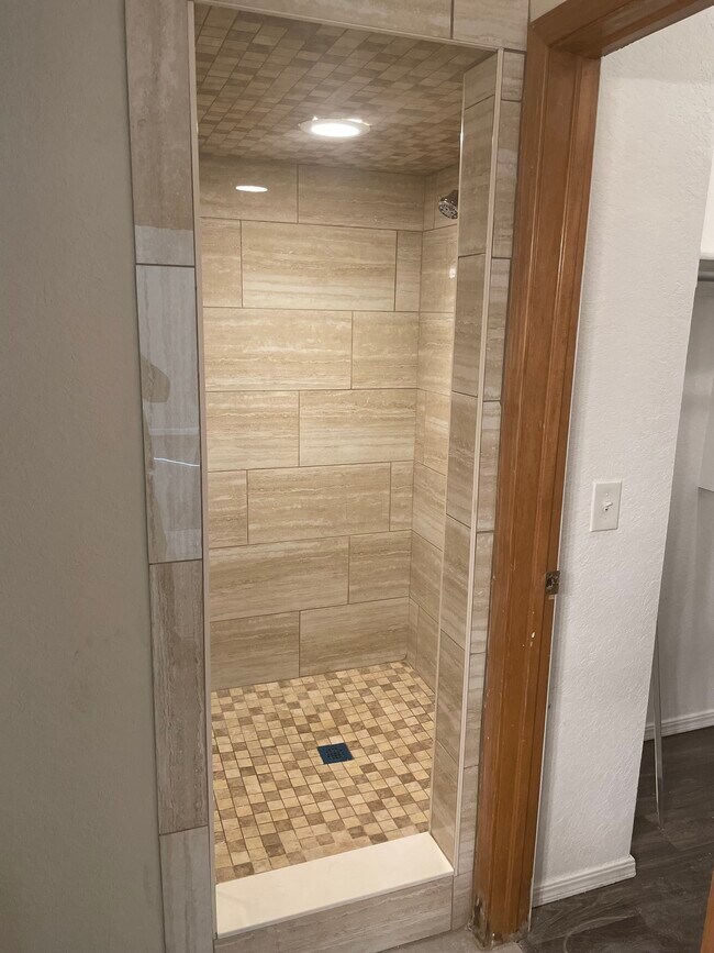 Building Photo - 6000 SE 86th St