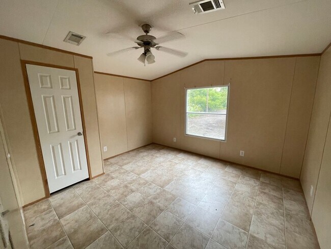 Building Photo - 340 Live Oak Rd