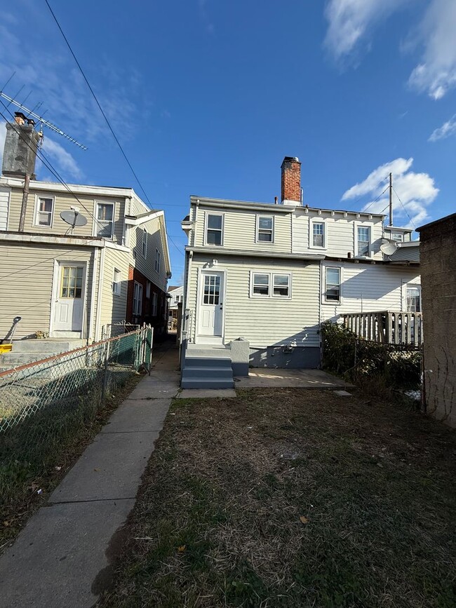 Building Photo - 929 Adeline St