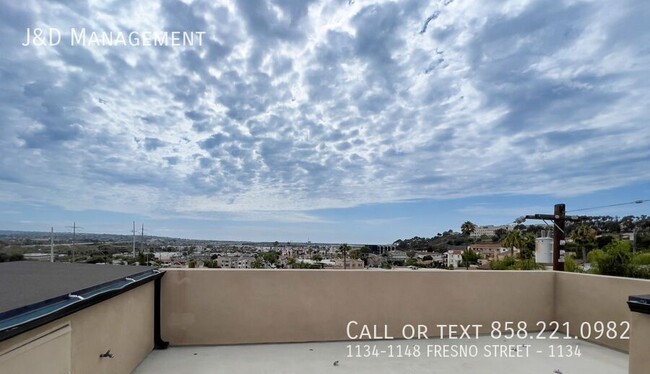 Building Photo - Luxury Townhouse w/ 2 Car Garage & Rooftop...