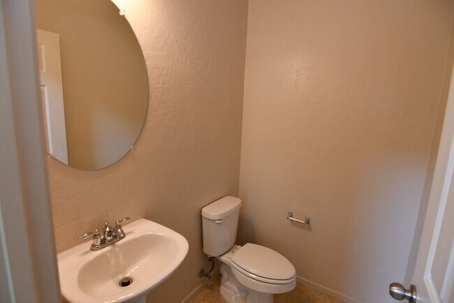 Building Photo - 2689 Niddrie Ave