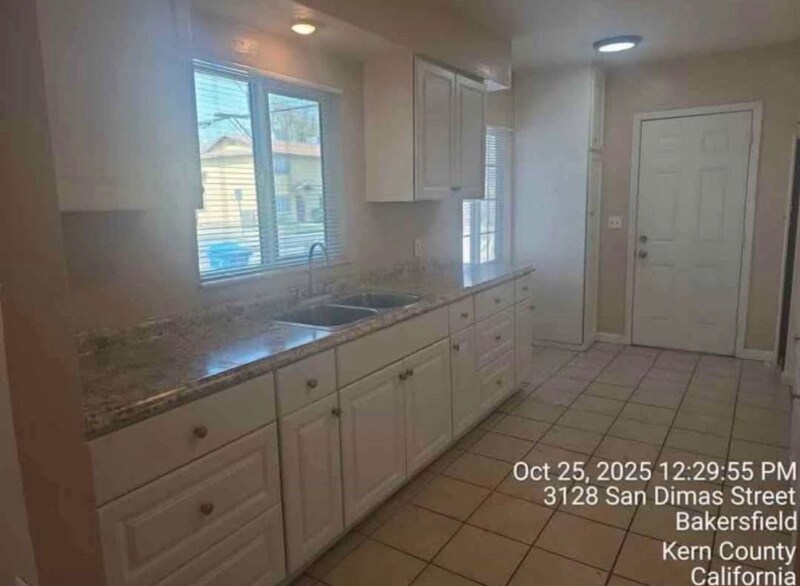 Building Photo - 3128 San Dimas St