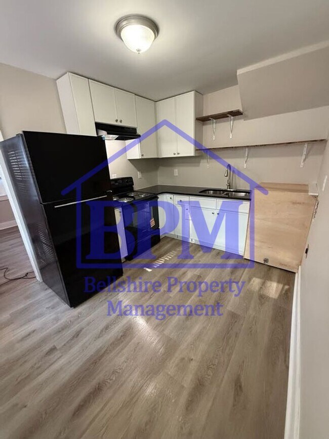 Building Photo - Freshly Renovated 3 Bed, 1 Bath Duplex – G...
