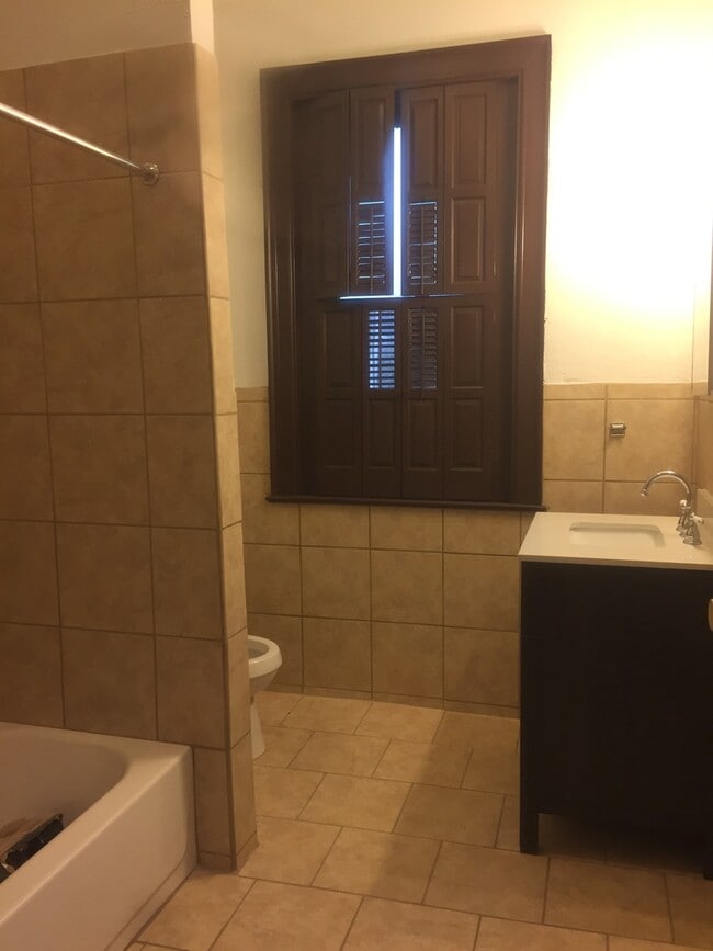 Building Photo - Spacious 2-3 Bedroom Historic Spacious Apartment near York College!