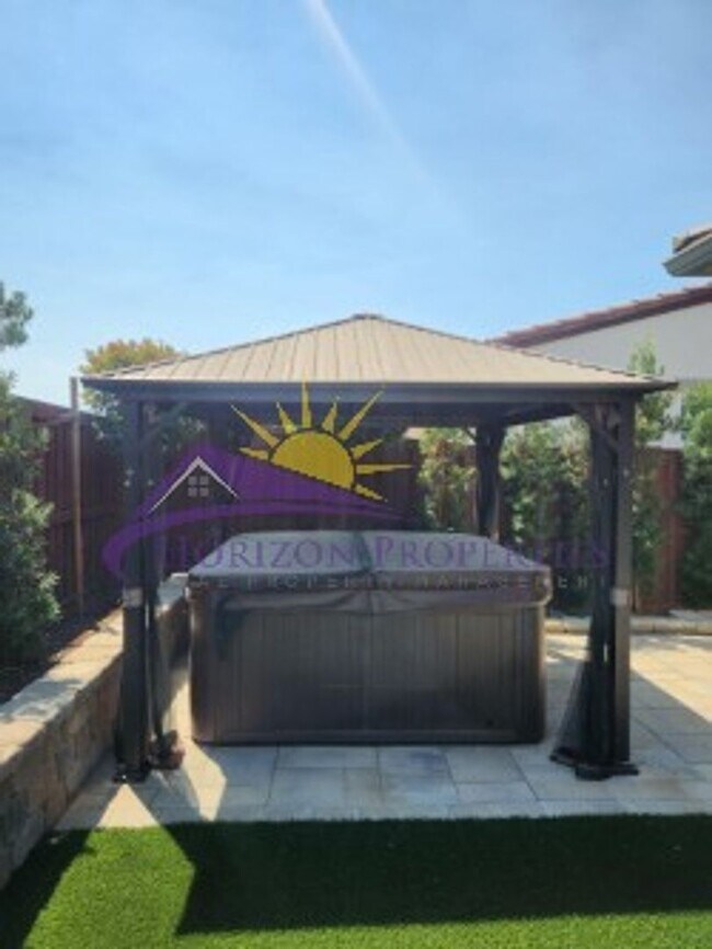 Building Photo - Immaculate Luxury 2 Bed 2.5 Bath 2,012sqft...