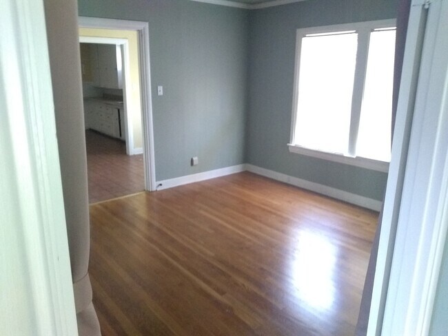 Building Photo - Fully Furnished 2-bed, 1-bath home