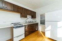 Building Photo - 917 N Broadway Ave