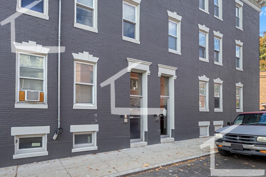 Building Photo - 40 Brackett St