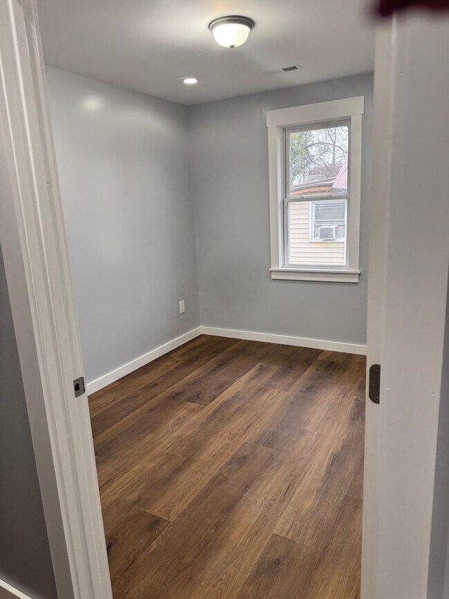 Building Photo - 913 E Myrtle Ave