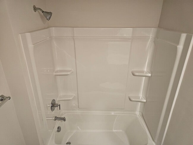 Building Photo - Like-New townhome in Concord