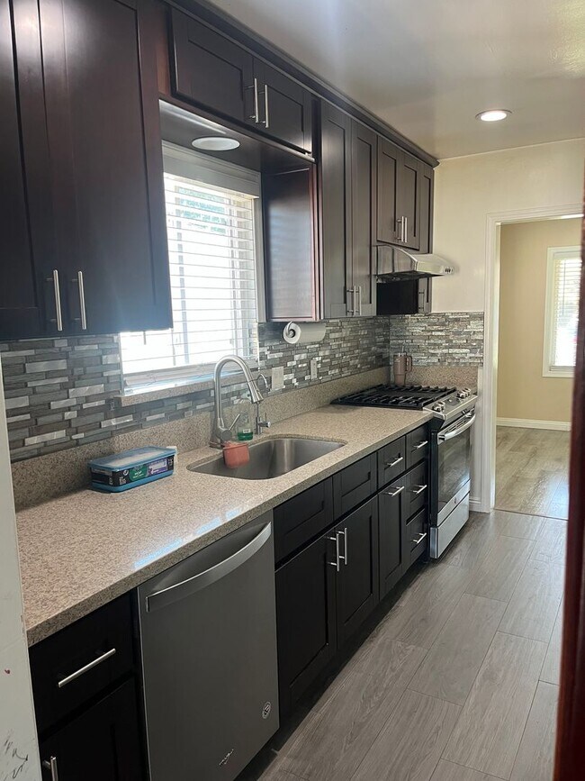 Building Photo - Home with a Cabin Style Family room and backyard Oasis