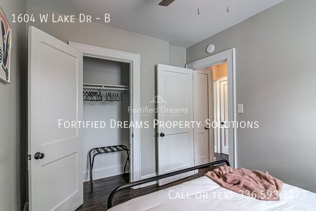 Building Photo - 1604 W Lake Dr