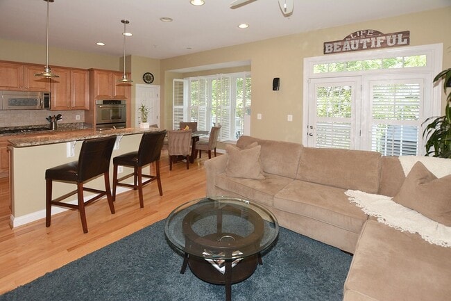 Building Photo - Beautiful Luxury TH with Deck & Patio!