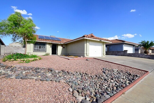 Building Photo - Spacious 2 Bedroom, 2 Bath Single-Story Home