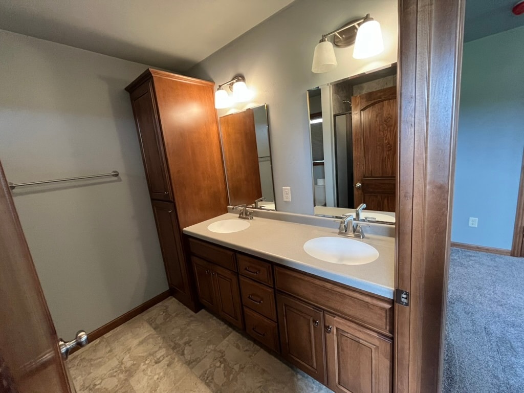 main-bath-dual-vanity - 1454 Chickory Ct