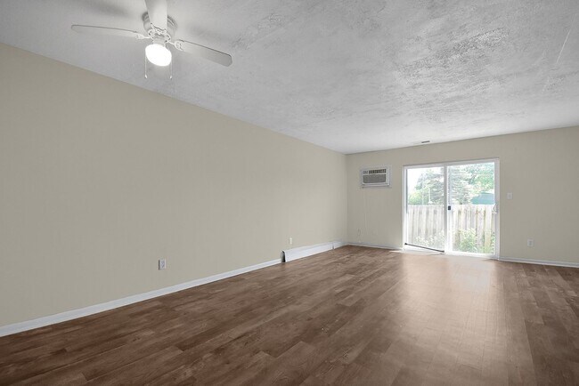 Building Photo - 3 Bedroom Townhouse With Basement