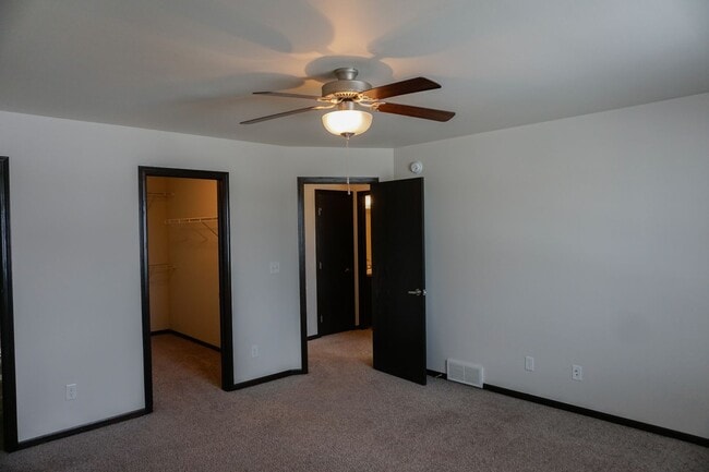 Building Photo - 3 Bed 3 Bath Twin Home