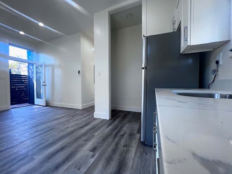 Building Photo - 724 37th St