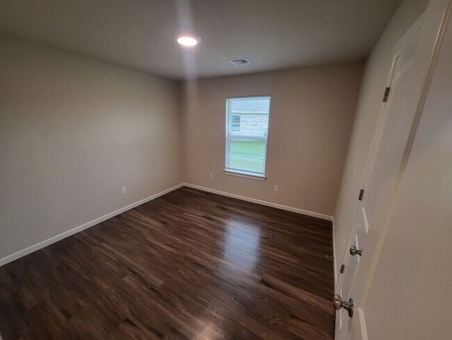 Building Photo - 3 bed, 2 bath, 2 car garage - Wagoner