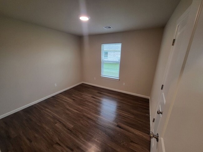 Building Photo - 3 bed 2 bath 2 car garage with fenced back yard.