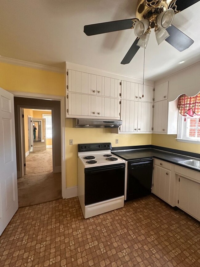 Building Photo - 3 Bed 2 Bath Brick Home with Fenced in Backyard and Additional Living Space