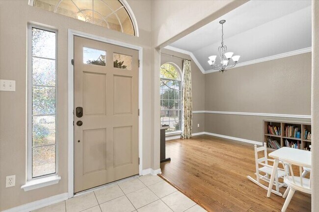 Building Photo - 920 Savanna Ln