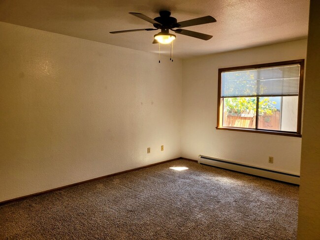 Building Photo - Spacious clean 2 bedroom unit, close to ev...