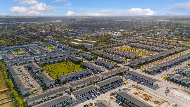 Building Photo - 415 NW 13 Ct