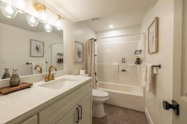 Building Photo - 1157 E Sego Lily Dr