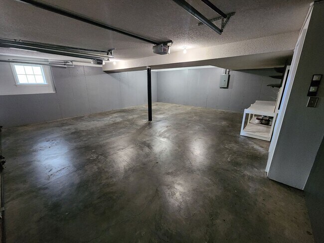Building Photo - 2-Car Garage + Washer & Dryer + Recently Updated! Available September 3rd!