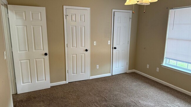 Building Photo - RATE DROP ALERT (was $1950/month) and MOVE-IN SPECIAL: 1st FULL MONTH'S RENT FREE!**