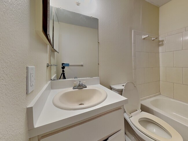 Building Photo - 15696 Bolesta Rd