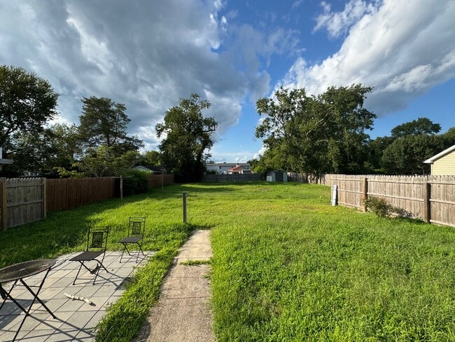 Building Photo - 129 Laurel Rd