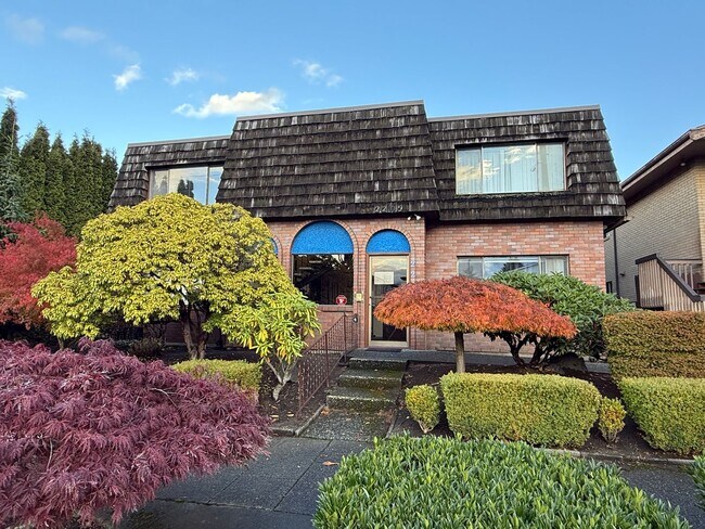 Building Photo - Save $500 on 2nd Month Rent