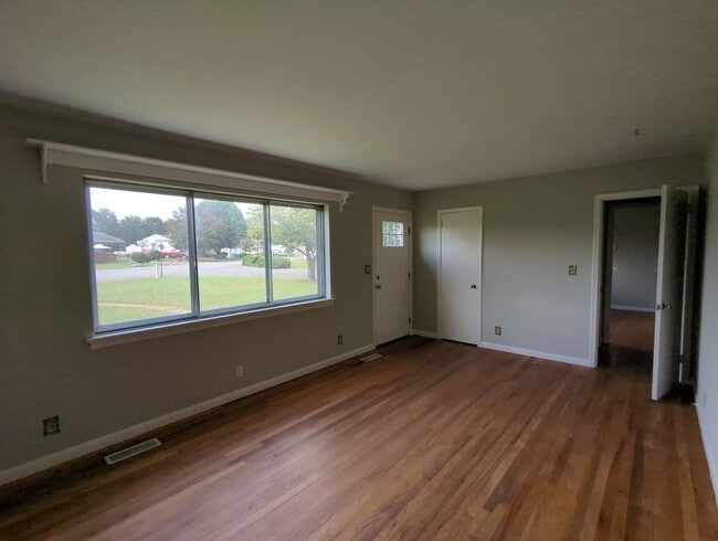 Building Photo - Spacious Rossville House
