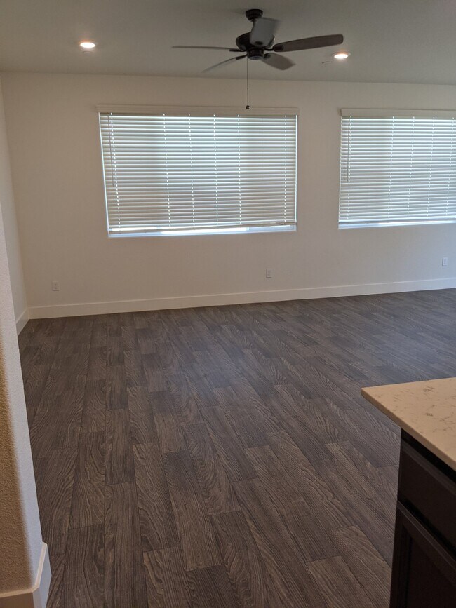 Building Photo - Prime location in Merced!
