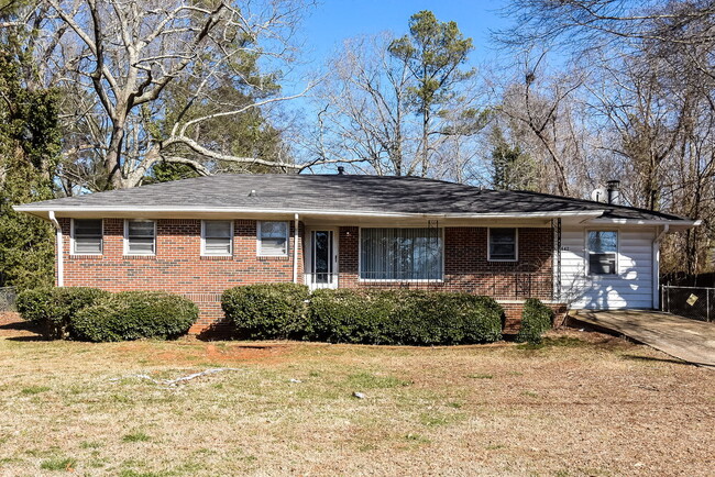 Building Photo - 1642 Pine Cir