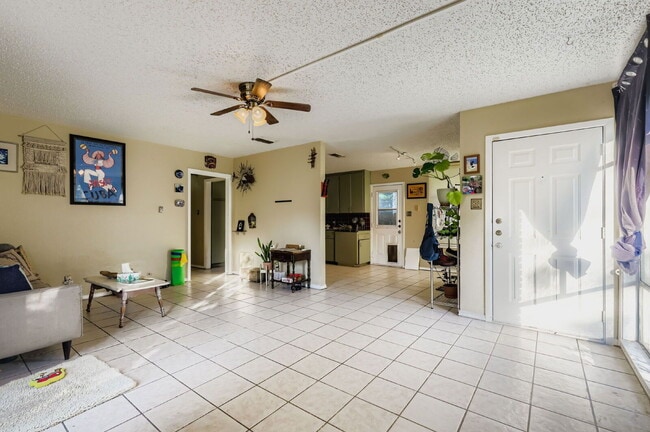 Building Photo - 1423 Westmoor Dr