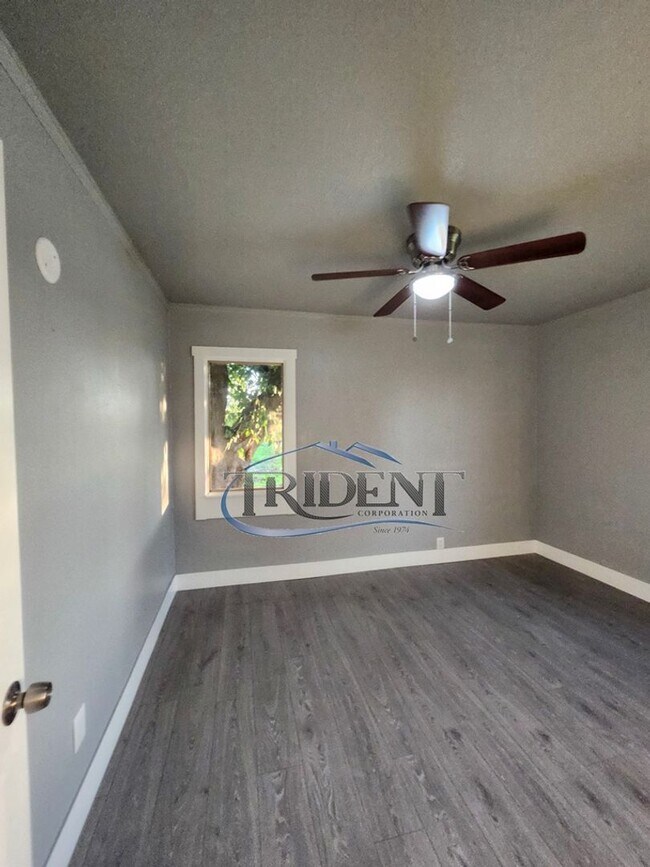 Building Photo - MOVE IN SPECIAL! FRESHLY painted interior! NEW vinyl flooring! This is a 2 Bedroom, 1 bath house ...