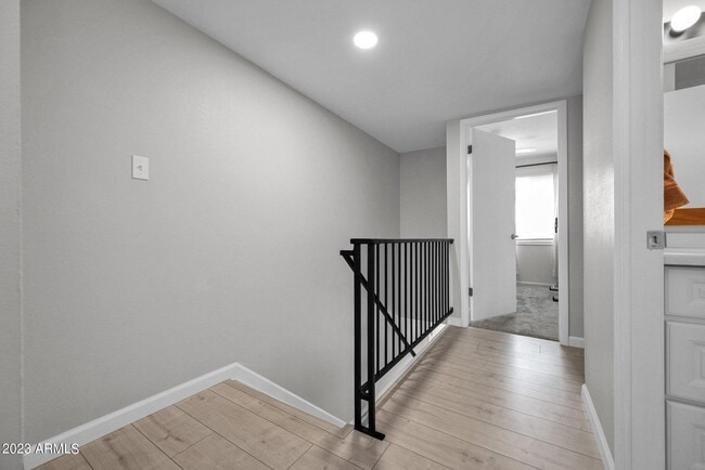 Building Photo - 1077 E Fremont Dr
