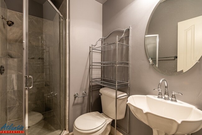 Building Photo - Gorgeous Townhouse | Hardwood Flooring | A/C