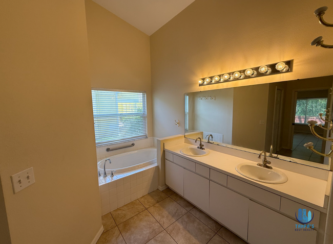 Building Photo - Beautiful 4 Bedrooms 2 Bathrooms Home for ...