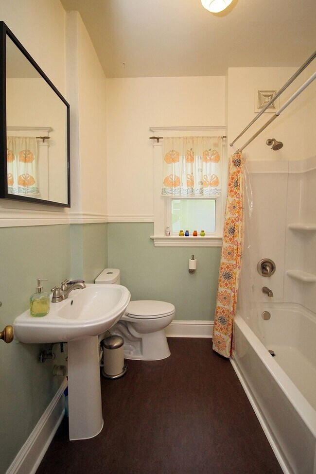 Building Photo - Delightful Remodeled Alberta Arts 3 Bed/2 ...